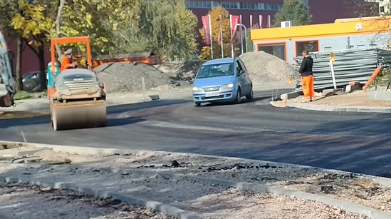 ZAVRŠNI RADOVI KOD KAMPUSA: Vozači odmah isprobavaju asfalt (VIDEO)