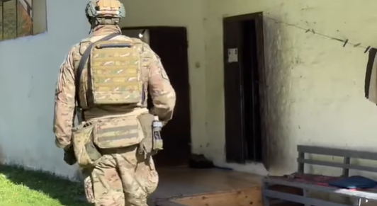 РУПА ОД МЕТАКА, КРВ, БЛОКОВИ СА КОЈИХ ЈЕ ПУЦАО:  Ово је кућа у којој је Алија пресудио Маџгаљима