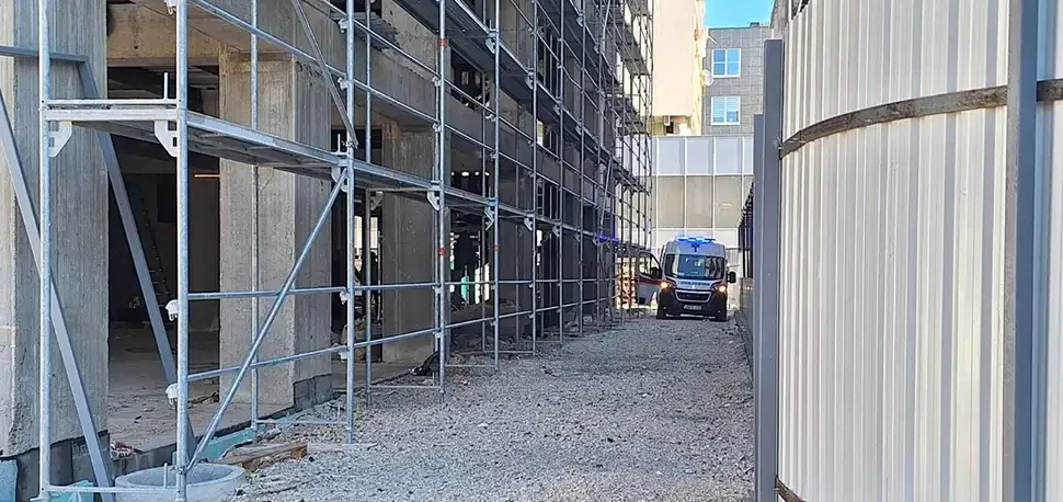 TRAGEDIJA U MOSTARU: Radnik poginuo nakon pada s krova kompanije