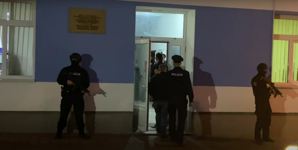 NOŽEM USMRTIO JEDNOG, A RANIO DRUGOG POLICAJCA: Predloženo određivanje pritvora maloljetnom teroristi iz Bosanske Krupe