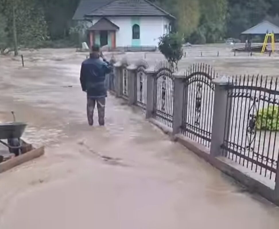 ДЈЕЧАК ОБИЛАЗИ РУШЕВИНЕ, ТРАЖИ ПРИЈАТЕЉА: Сцена у Јабланици пара срце
