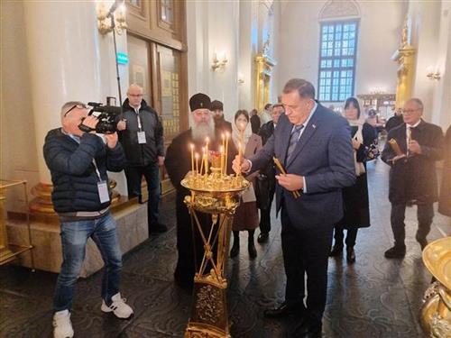 BRAĆA SPOJENA VJEROM I POBOŽNOŠĆU: Dodik posjetio Hram Kazanjske ikone majke Božije (FOTO)