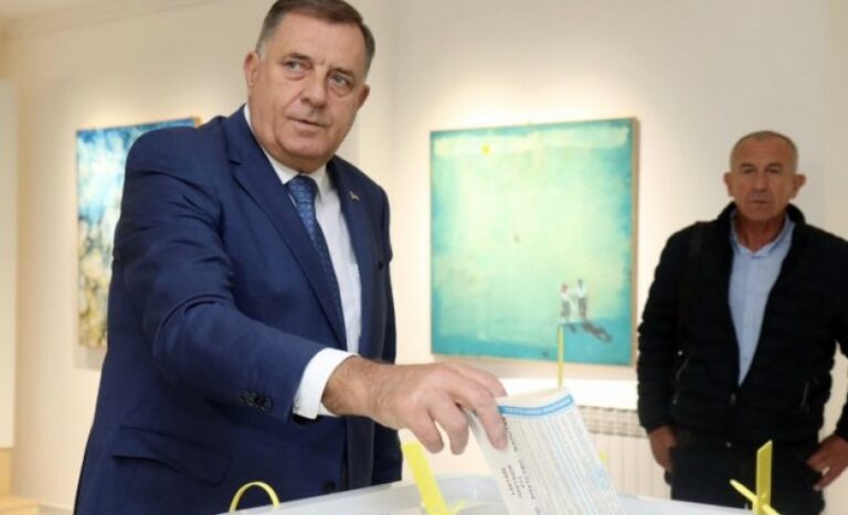 DODIK GLASAO U LAKTAŠIMA: Sa suprugom ispunio građansku dužnost