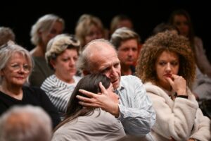 ПРЕДСТАВА „КАКО САМ НАУЧИЛА ДА ВОЗИМ“ (2024): Кошмар једне Лолите у ретровизору као вјечна опомена