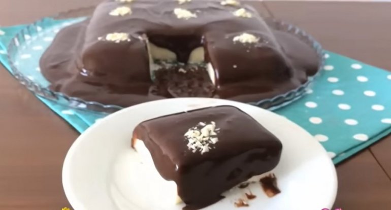 MLIJEČNI KOLAČ SA ČOKOLADNIM PRELIVOM: Kremasta poslastica kojoj niko ne može odoljeti (VIDEO)