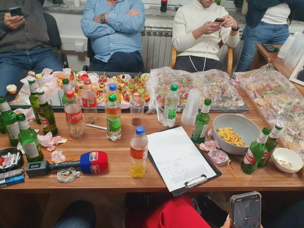 ИЗБОРНА НОЋ У БАЊАЛУЦИ: Погледајте како изгледа атмосфера у изборним штабовима и на улицама (ФОТО/ВИДЕО)