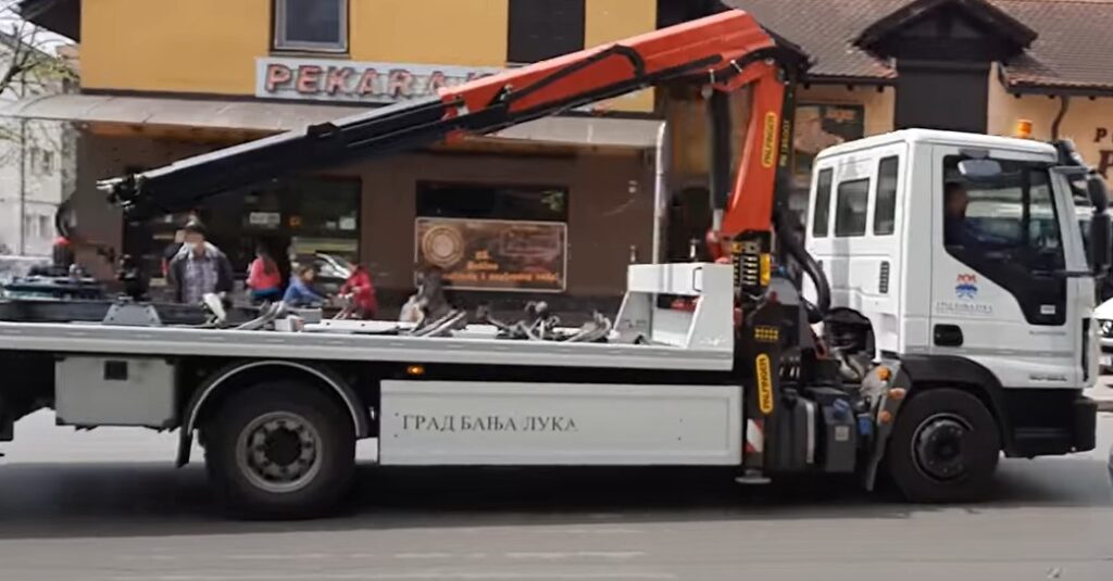 DUGOVI I NERAŠČIŠĆENI RAČUNI: Prevoznik od grada Banjaluke zaplijenio pauk vozilo