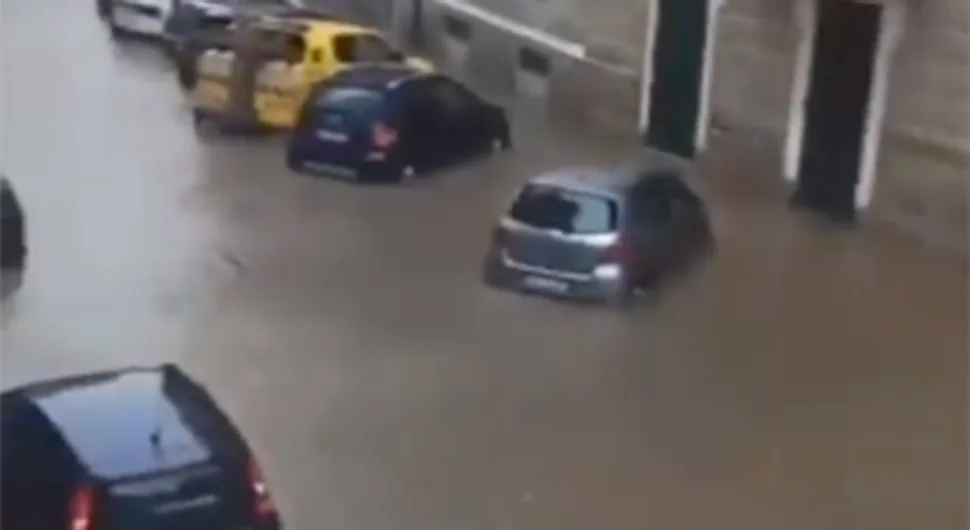 ITALIJA POD VODOM: Ulice poplavljene nakon obilnih padavina, vozila zarobljena u bujici (VIDEO)