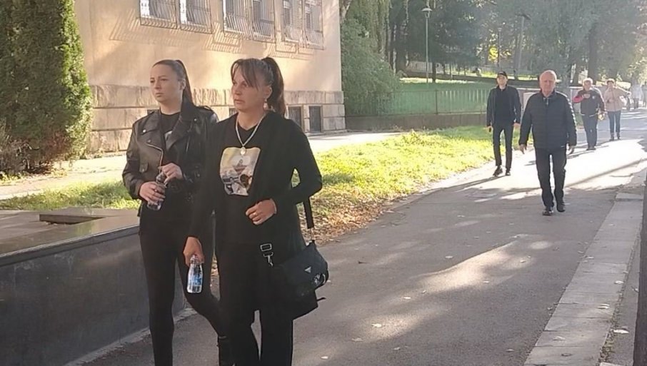 ČLANOVI PORODICA UBIJENIH STIGLI U CRNINI: Uroš Blažić doveden pred Specijalni sud (VIDEO)