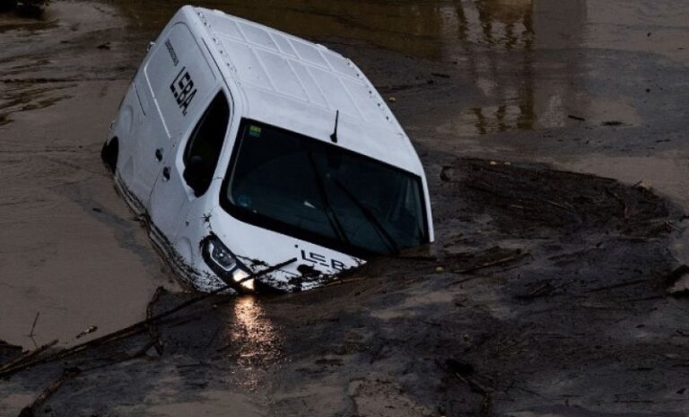 NAJSMRTONOSIJE POPLAVE U POSLJEDNJE TRI DECENIJE: Broj stradalih u Španiji vrtoglavo raste, stotine ljudi zarobljeno u domovima