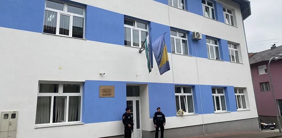 IZBO DVA POLICAJCA U BOSANSKOJ KRUPI: Maloljetnik osuđen za teroristički napad na policijsku stanicu