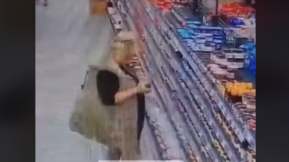 KORISTILA NEPAŽNJU TRGOVACA DA POKUPI ROBU: Opljačkano više supermarketa u Vitezu (VIDEO)