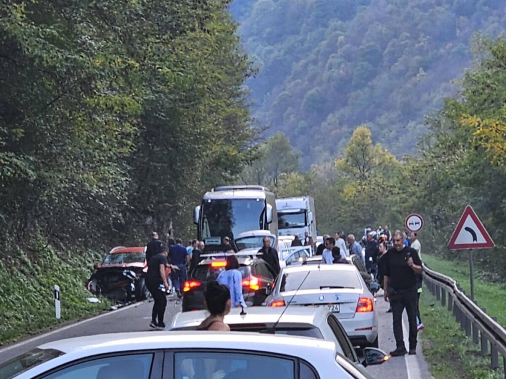 ЗАСТОЈ КОД ЗЕНИЦЕ: Сударила се три возила, једна особа повријеђена