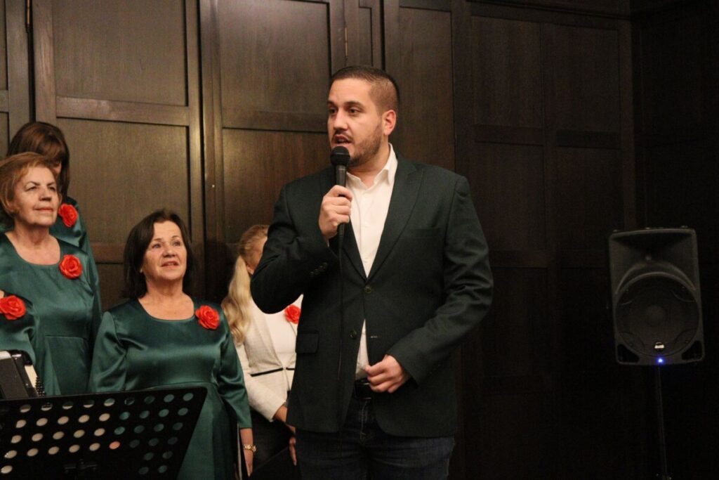 ПОСЈЕТИОЦИ УЖИВАЛИ У БИСЕРИМА НАРОДНЕ МУЗИКЕ: „Бањалучка свита“ распјевала публику, запјевао и Дринић (ФОТО/ВИДЕО)