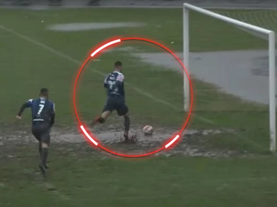SMJEHOTRES: Tri puta morao da šutne na prazan gol