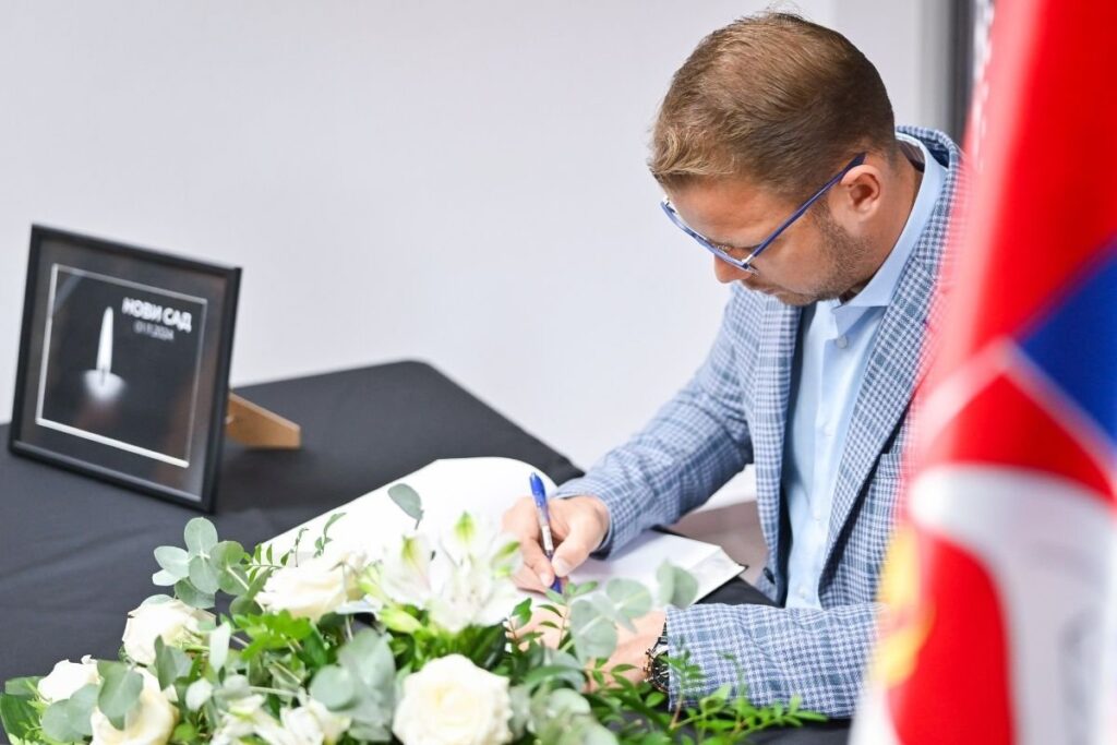 „ТРАГЕДИЈА ОСТАВИЛА ДУБОК И СНАЖАН ТРАГ“ Драшко Станивуковић се уписао у књигу жалости