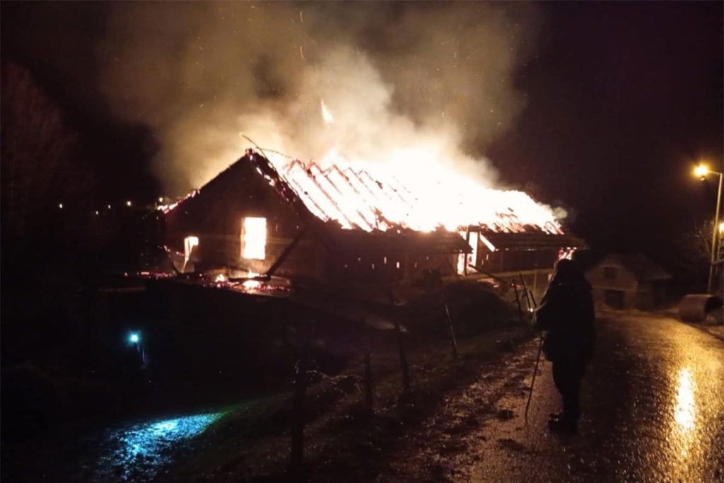 VELIKI POŽAR U RIBNIKU: Vatra progutala štalu, u gašenju pomagali i vatrogasci iz Banjaluke (VIDEO)