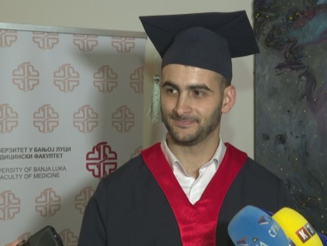 „OSTVARENI USPJEH MOTIVACIJA ZA DALJE USAVRŠAVANJE“ Sa prosječnom ocjenom 9,96 Zlatko Pavlović postao student generacije Medicinskog fakulteta