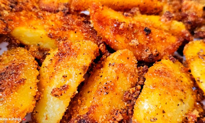 RECEPT ZA HRSKAVI KROMPIR: Pripremite ga sa kačkavaljem i slaninicom i uživaćete u savršenom ukusu