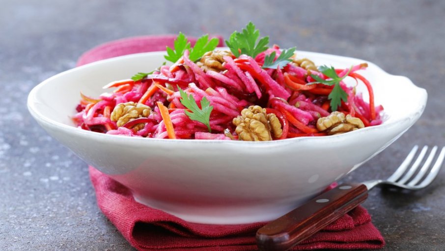 SALATA SA CVEKLOM I ORASIMA: Ova kombinacija je odlična, ukus je nevjerovatan