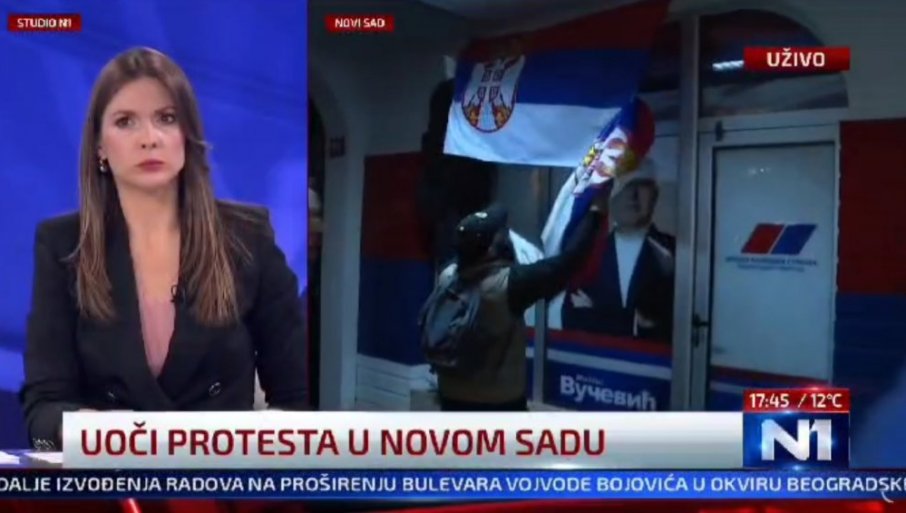 NEREDI DEMONSTRANATA U NOVOM SADU: Huligani skidaju i uništavaju srpsku zastavu (VIDEO)