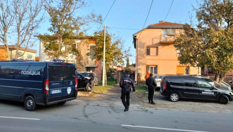 „PUSTITE ME, ĐAVO JU JE UBIO, A NE JA!“: Jezive scene u Novom Sadu, iz kuće iznose tijelo ubijene starice (FOTO/VIDEO)