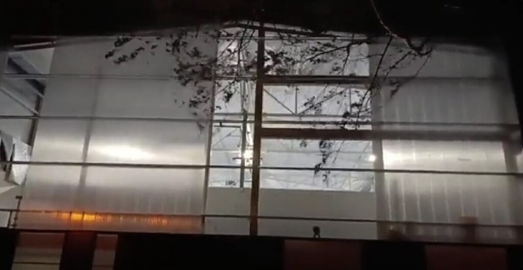 PLOČE PADALE SA NOVOIZGRAĐENE DVORANE: Olujno nevrijeme napravilo haos u Bihaću