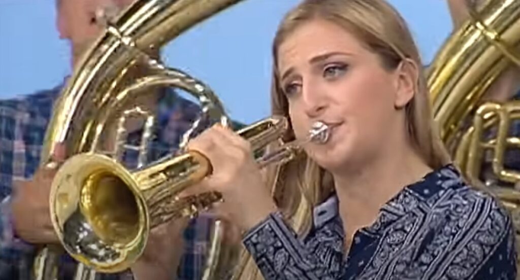 PRINCEZA TRUBE SVIRALA I U INDIJI: Danijela Veselinović natjerala strance da igraju užičko kolo (VIDEO)