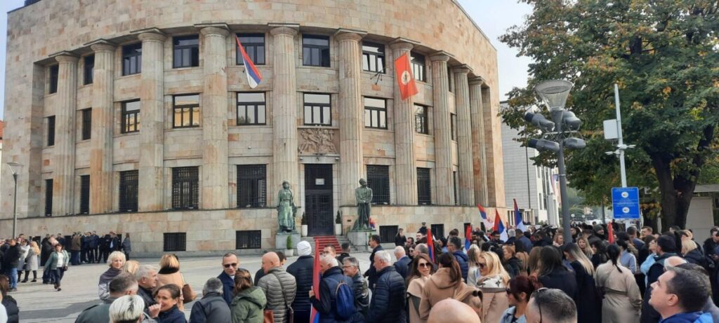 GRAĐANI ISPRED PALATE REPUBLIKE SRPSKE: Slavi se pobjeda Donalda Trampa (FOTO/VIDEO)