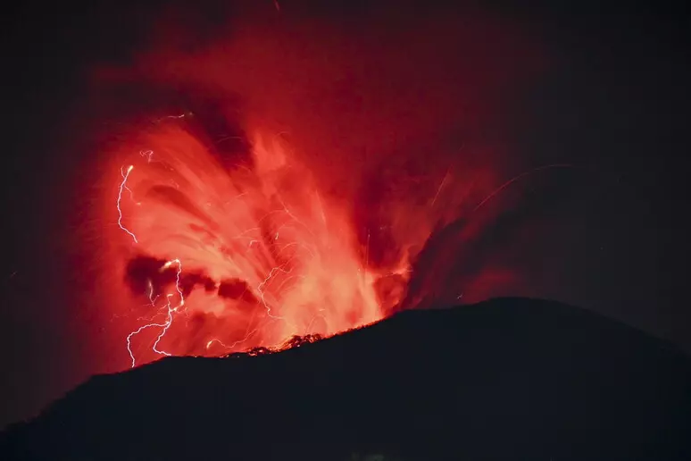 UŽARENO KAMENJE PADALO NA SELA U INDONEZIJI: Više mrtvih u erupciji vulkana (FOTO/VIDEO)
