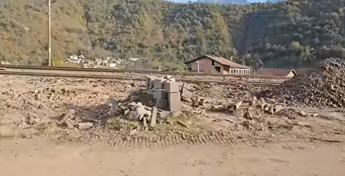 MNOGE PORODICE SU OSTALE BEZ NAJBLIŽIH, PRIJATELJA I KOMŠIJA: Kako Donja Jablanica izgleda mjesec nakon razornih poplava (VIDEO)