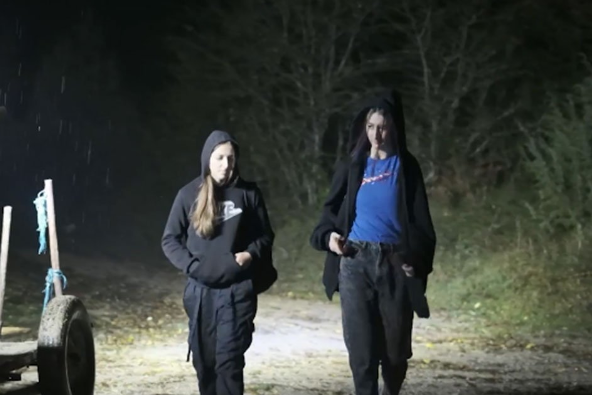 „ЗИМИ ЈЕ НАЈТЕЖЕ“ Сестре из Босанског Петровца док иду планином до школе сањају да буду докторке (ВИДЕО)