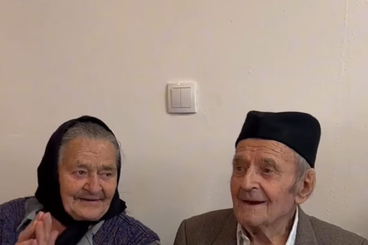 NAJSTARIJI BANJALUČANIN: Djed Milovan uz pjesmu i rakiju proslavio 104. rođendan (VIDEO)