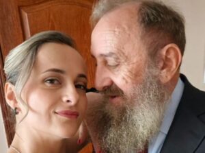 „NISU GODINE PRESUDNE, ON ME POŠTUJE“: Srpski političar (68) uživa u braku sa 36 godina mlađom ženom