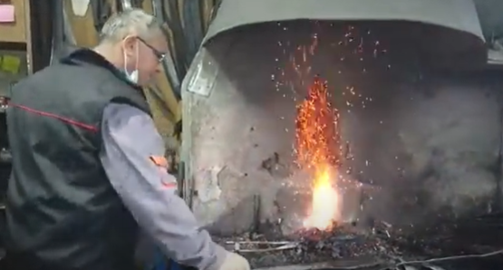 „KAD NEŠTO VOLIŠ, NIJE TEŠKO“: Otac, sin i unuk iz Mrkonjić-Grada posljednji kovači u ovom dijelu BiH (VIDEO)
