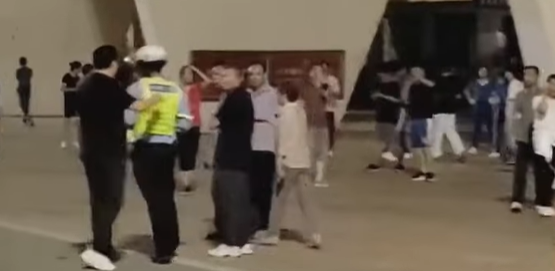 УБИО 35 ОСОБА: Помахнитали возач аутомобилом ударио групу људи, 43 повријеђено (ВИДЕО)