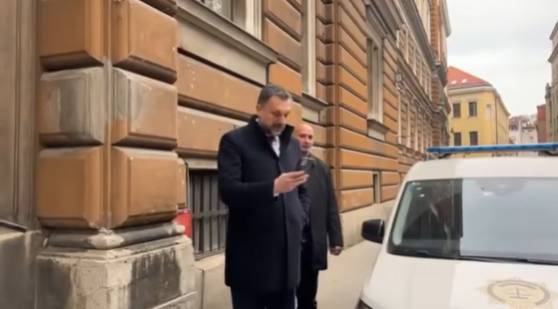 КОНАКОВИЋ ИЗБЈЕГАО ПРИВОЂЕЊЕ: Дошао у суд у пратњи тјелохранитеља (ВИДЕО)
