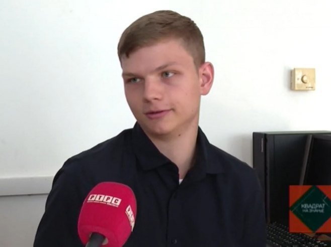 U ISTO VRIJEME POHAĐA DVA RAZREDA: Srednjoškolac iz Dervente je „čudo od djeteta“