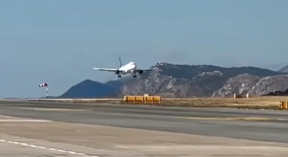 DRAMA U DUBROVNIKU: Bura „nosila“ avion pri slijetanju na samo nekoliko metara od piste (VIDEO)