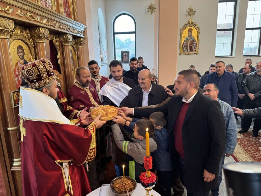 „BUDIMO DOSTOJNI NASLJEDNICI SRPSKE NITI“: Drinić prisustvovao obilježavanju Mitrovdana (FOTO)