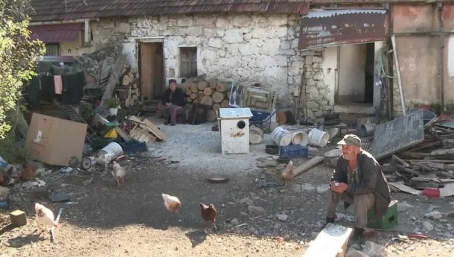 „НЕМАМО НИШТА, ТЕШКО НАМ ЈЕ“: Породица Суџум из Гацка живи без крова, струје и воде, помозимо им да саграде дом