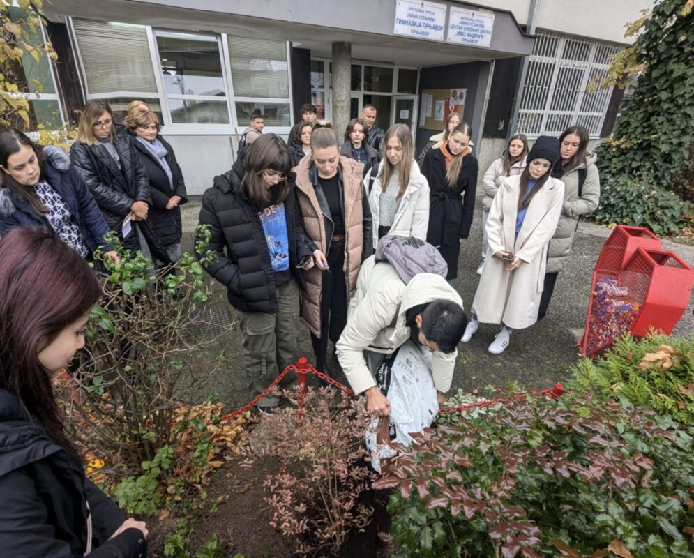 U ZNAK SJEĆANJA DRUGU KOJI IH JE PRERANO NAPUSTIO: Prnjavorski gimnazijalci posadili „Drvo prijateljstva“ (FOTO)