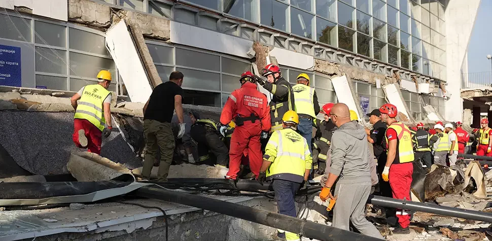 ODREĐEN PRITVOR 13. UHAPŠENOJ ZBOG NESREĆE U NOVOM SADU: Sumnjiči se za teško djelo protiv opšte sigurnosti