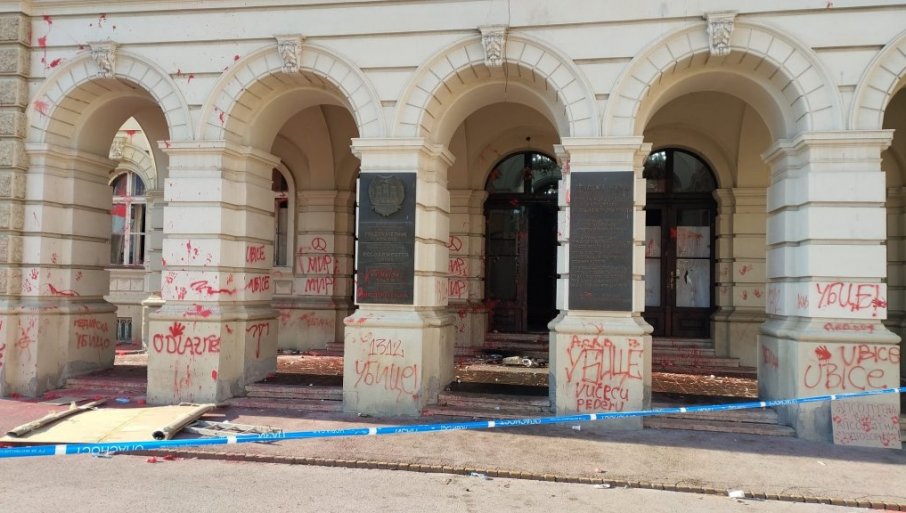 NOVI SAD DEMOLIRAN NAKON PROTESTA: Crvena farba, uništena vrata i slomljeni prozori (FOTO/VIDEO)