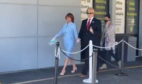 „ЛИМУЗИНА МЕ ДОКРАЈЧИЛА“: Пар на америчке изборе дошао обучен као Меланија и Доналд Трамп (ВИДЕО)