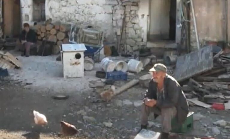 ПОРОДИЦА ИЗ ГАЦКА ТРЕБА НАШУ ПОМОЋ: Живе у кући без воде, струје, прозора…