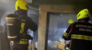 ПОЖАР У БАЊАЛУЦИ: Горјели аутомобил и гаража