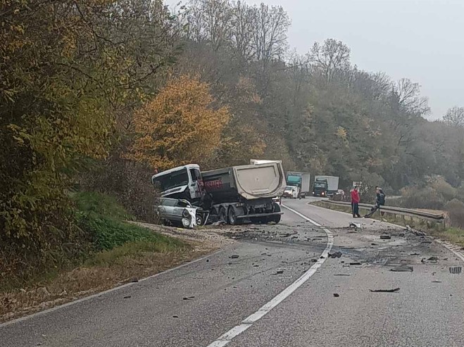 TEŠKA NESREĆA KOD DERVENTE: Ima poginulih, saobraćaj obustavljen