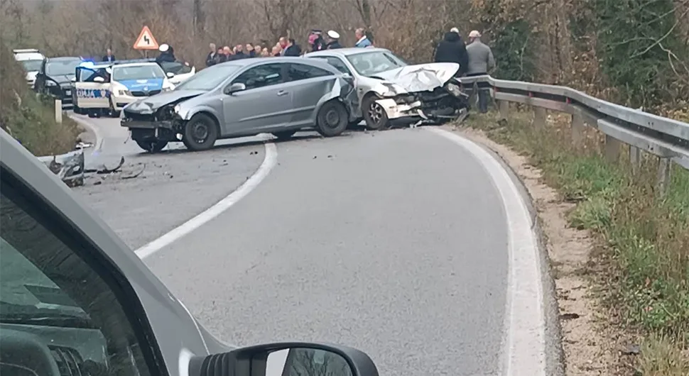 ВОЗИЛА ПОТПУНО СМРСКАНА: Троје повријеђених у судару код Бањалуке