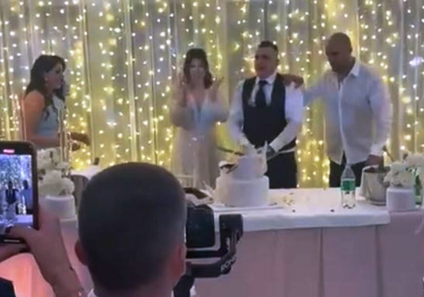 „SRBI PUCAJU U JABUKU, A OVO JE NAŠ OBIČAJ“: Oglasio se kum koji je na svadbi šutnuo tortu (VIDEO)